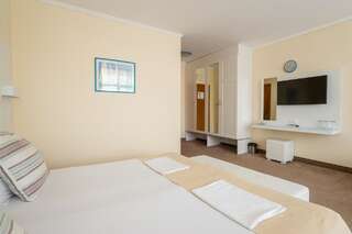 Отель Hotel Perla Beach I Приморско Двухместный номер с 1 кроватью (для 2 взрослых и 2 детей)-5
