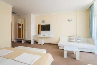 Отель Hotel Perla Beach I Приморско Двухместный номер с 1 кроватью (для 2 взрослых и 2 детей)-3